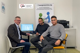 v.l.n.r.: Herr Philipeit (buergerservice.org), Herr Ayed (AWO) und Herr Thissen (AWO) erörtern Details zur beschlossenen Projektpartnerschaft (Foto: Thissen)