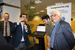 MDL Guido Deus (Mitte) im Gespräch mit Rudolf Philipeit (Links), Eyup Mengulogu (Junge Union Bonn) und Günter Weick (Rechts). FOTO: buergerservice.org