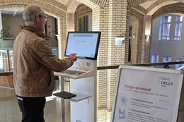  Oberbürgermeister Dr. Nigge am neuen Bürgerterminal (Foto: buergerservice.org)