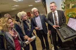 Katrin Zerner (von links) und Mona Wolke lassen sich von Günter Weick und Rudolf Philipeit das Bürgerterminal erklären. FOTO: WESTHOFF