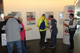  An einem Infostand mit Bürgerterminal werden im Bürgeramt in Ingolstadt neue Dienste mit Online-Ausweisfunktion an die Bürgerinnen und Bürger herangetragen.