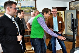  erste Erlebnisse am Bürgerterminal, v.l.n.r.: Andre Rauch (Vorsitzender Rathaus Eglofs e.V.), Roland Sauter (Bürgermeister von Argenbühl), Markus Reichart (Bürgermeister von Heimenkirch), Rudolf Philipeit (Vorsitzender buergerservice.org e.V.)