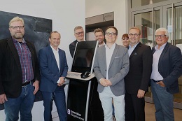 Haben das erste Serviceterminal in Hessen im Foyer des Bürger- und Ordnungsamts in Betrieb genommen: Bürgermeister Rafael Reißer (3.v.l.), Joachim Fröhlich, Geschäftsführer der Digitalstadt Darmstadt GmbH (2.v.l.), Marco Stöhr, Abteilungsleiter Einwohnerwesen und Wahlen bei der Wissenschaftsstadt Darmstadt (4.v.r), Jens Mühlner, Leiter des Programms Digitalstadt Darmstadt @ Deutsche Telekom (2.v.r.) und Sascha Jakubek, Vorstandsmitglied vom Verein buergerservice.org (3.v.r.). © Digitalstadt Darmstadt / Anja Mendel