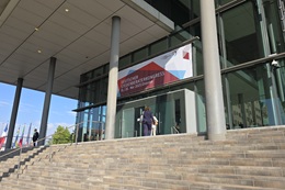 Vorschaufoto zu dem Artikel: Der eID-Stand auf dem Deutschen Steuerberaterkongress zeigt, was die Online-Ausweisfunktion (eID) draufhat. Die Stadt Schkeuditz hat die Flotte PIN mitgebracht.