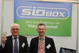 Günter Weick (Ehrenamtlicher Berater) und Rudolf Philipeit (Vorstandsvorsitzender buergerservice.org) freuen sich über den großen Erfolg des CeBIT-Auftritts (Bild: buergerservice.org).