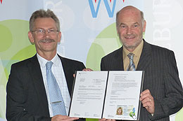 Rudolf Philipeit, Geschäftsführer der Fa. SiXFORM, überreicht Landrat Eberhard Nuß (rechts) den Bescheid des Bundesverwaltungsamtes. Foto: Dagmar Hofmann