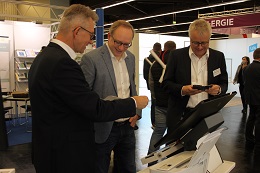  Rudolf Philipeit (l), Sascha Zink (m) und Matthias Rolshausen (r) im Gespräch über das Online-Ausweisen mit dem Smartphone (Foto: buergerservice.org)