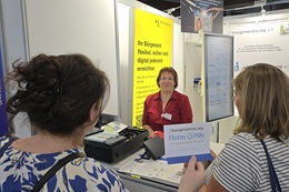 Petra Eberhard (Digitaliserungsbeauftragte im Bürgeramt der Stadt Augsburg) erläutert die Flotte Pin und das zugehörigen eID-PIN-Siegel-Kuvert. Foto: buergerservice.org