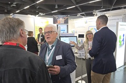 Günter Weick (ehrenamtlicher Mitarbeiter bei buergerservice.org) stößt mit dem Thema Online-Ausweis auch bei vorbeilaufenden Personen auf großes Interesse. Foto: buergerservice.org