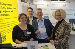 Frau Dr. Uta Bastians, Beigeordnete beim Deutschen Städtetag, Leiterin des Dezernats Recht und Verwaltung , besucht den Stand von buergerservice.org und nutzt das Angebot “Flotte PIN”. Foto: buergerservice.org