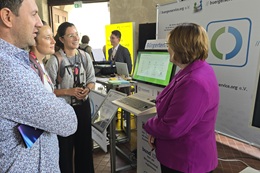 Petra Eberhard (Digitalisierungsbeauftragte im Bürgeramt der Stadt Augsburg) im Gespräch mit Standbesuchern. Foto: buergerservice.org