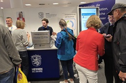  Stadt Kassel bietet die Flotte PIN am Hessentag 2026 in Fulda auf dem Stand des Digitalministeriums des Landes Hessen an (Foto: buergerservice.org e.V.)