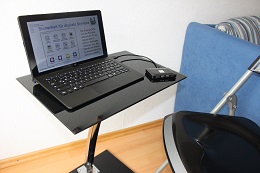 Foto: Die SID-Box an einem Trekstor-SurfTab twin 11.6 WiFi / Volks-Tablet. Der schicke Laptoptisch aus Glas und Metall konnte bei Jago für ca. 30 Euro erworben werden (www.jago24.de)