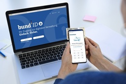  Bildbeschreibung: “Frau weist sich mit der Online-Ausweisfunktion ihres Personalausweises beim Nutzerkonto Bund aus.”, Quelle: Bundesministerium des Innern; Bundesdruckerei GmbH 