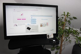 Foto: Die SID-Box an einem 27 Zoll Touchscreen. Auf der Rückseite des Touchscreen ist mit Hilfe einer Vesa-Halterung ein ZOTAC Mini-PC mit 4GB Arbeitsspeicher montiert.